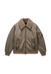 Brązowa kurtka bombowa z futrzanym kołnierzem, zamek z przodu, boczne kieszenie i ściągacze przy mankietach. Gładka zewnętrzna tkanina z lekko tłoczeniem.
