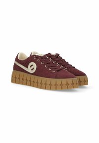 Sneakers in velluto bordeaux con un accento color crema e suola in gomma testurizzata. Presentano lacci tradizionali e un dettaglio a logo rotondo sul lato.