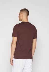 Nike Performance TEE PHOTO - Camiseta estampada - earth