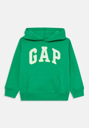Hanorac verde cu buzunar frontal și glugă căptușită. Cuvântul "GAP" este afișat proeminent cu litere mari albe și accente neon.