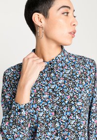 JDY JDYBROOKE LS NOOS - Blusa com botões - black/powder blue