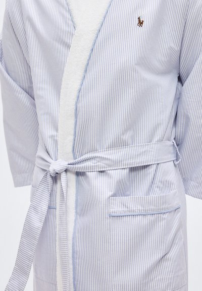 Ρόμπα ανοιχτό μπλε με λευκές ρίγες, με ζώνη δεμένη στη μέση, μπροστινή τσέπη, λευκή εσωτερική επένδυση και μικρό κεντημένο λογότυπο αλόγου στο στήθος.