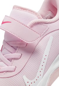 Nike Performance OMNI MULTI COURT UNISEX - Sapatilhas - pink foam/white hyper pink- ed soft pink