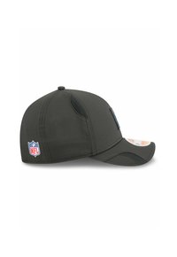 Schwarze Baseballkappe mit gebogenem Schirm, aus strukturiertem Stoff. Mit Netz-Seitenpaneelen und einem NFL-Logo-Patch an der Seite.