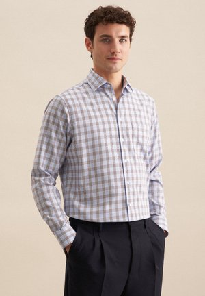 Lichtblauw en bruin geruit overhemd met lange mouwen, button-down kraag en witte knopen, gecombineerd met donkere broek.
