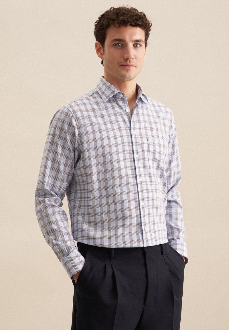 Lichtblauw en bruin geruit overhemd met lange mouwen, button-down kraag en witte knopen, gecombineerd met donkere broek.