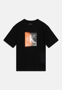 Schwarzes Baumwoll-T-Shirt mit einem zentralen Grafikdesign, das vertikale Streifen in Orange-, Weiß- und Grautönen zeigt. Rundhalsausschnitt und kurze Ärmel.