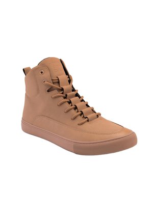 Zapatillas altas marrones de cuero liso, con un cierre de cordones en la parte delantera, puntera redondeada y suela de goma con rayas horizontales.