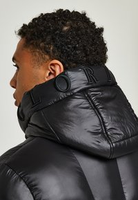 Glorious Gangsta DOMAR 2.0 SHORT PUFFER JACKET - Χειμωνιάτικο μπουφάν - jet black