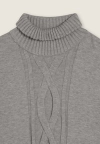 Pull en col roulé gris mettant en valeur un col côtelé et un motif vertical texturé avec un détail de découpe en forme de losange à l'avant.