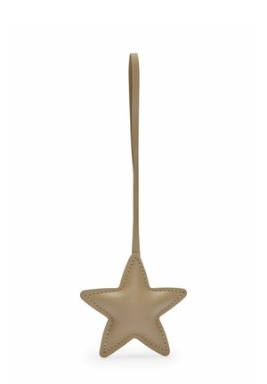 Ornement en cuir beige en forme d'étoile avec des bords cousus et une boucle assortie pour suspendre.