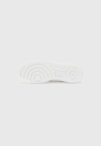 Semelle de sneaker blanche avec des motifs de semelle circulaires et linéaires, bords surélevés et texture lisse. Design épuré sans marquages visibles.