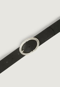 Svart läderbälte med en silver oval spänne, flera hål för storleksjustering och en slät yta med sömnadsdetaljer.