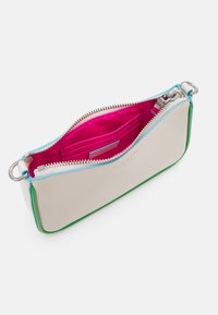 Pochette con cerniera color crema con accenti verdi e blu. L'interno presenta una rivestimento rosa brillante e diversi scomparti per carte. Hardware argentato visibile.