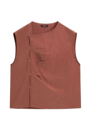 Top senza maniche in lino marrone con scollo asimmetrico, forma strutturata, chiusura a bottone laterale e tasca a toppa frontale.