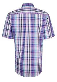 Camisa de manga corta con un estampado de cuadros en tonos púrpura, azul y blanco, con cuello clásico y canesú trasero para mayor estructura.
