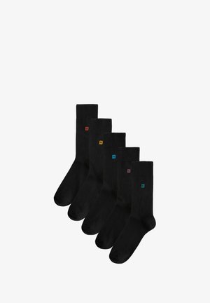 Melnas kokvilnas zeķes piecu komplektā, ar ribotām piedurknēm un maziem krāsainiem logo katrā: sarkans, dzeltens, zils, zaļš un violets akcents.