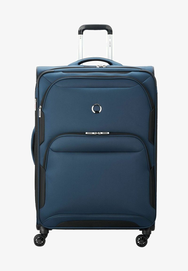 Maleta rodante azul marino hecha de tela duradera, con un mango retráctil, un bolsillo frontal y cuatro ruedas giratorias para facilitar el movimiento.