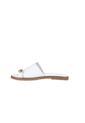 Sandalo bianco in pelle con apertura sulla punta, fibbia circolare dorata e suola piatta marrone.