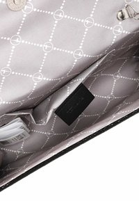 Interno di un portafoglio nero con un rivestimento in tessuto grigio chiaro caratterizzato da un motivo a griglia punteggiata. Include un compartimento con zip e slot per carte.