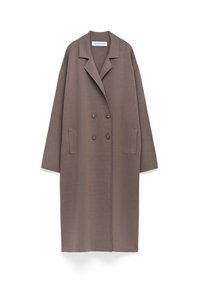 Lungo cappotto doppio petto in lana color taupe con ampie revers e due tasche laterali, esposto su sfondo bianco.
