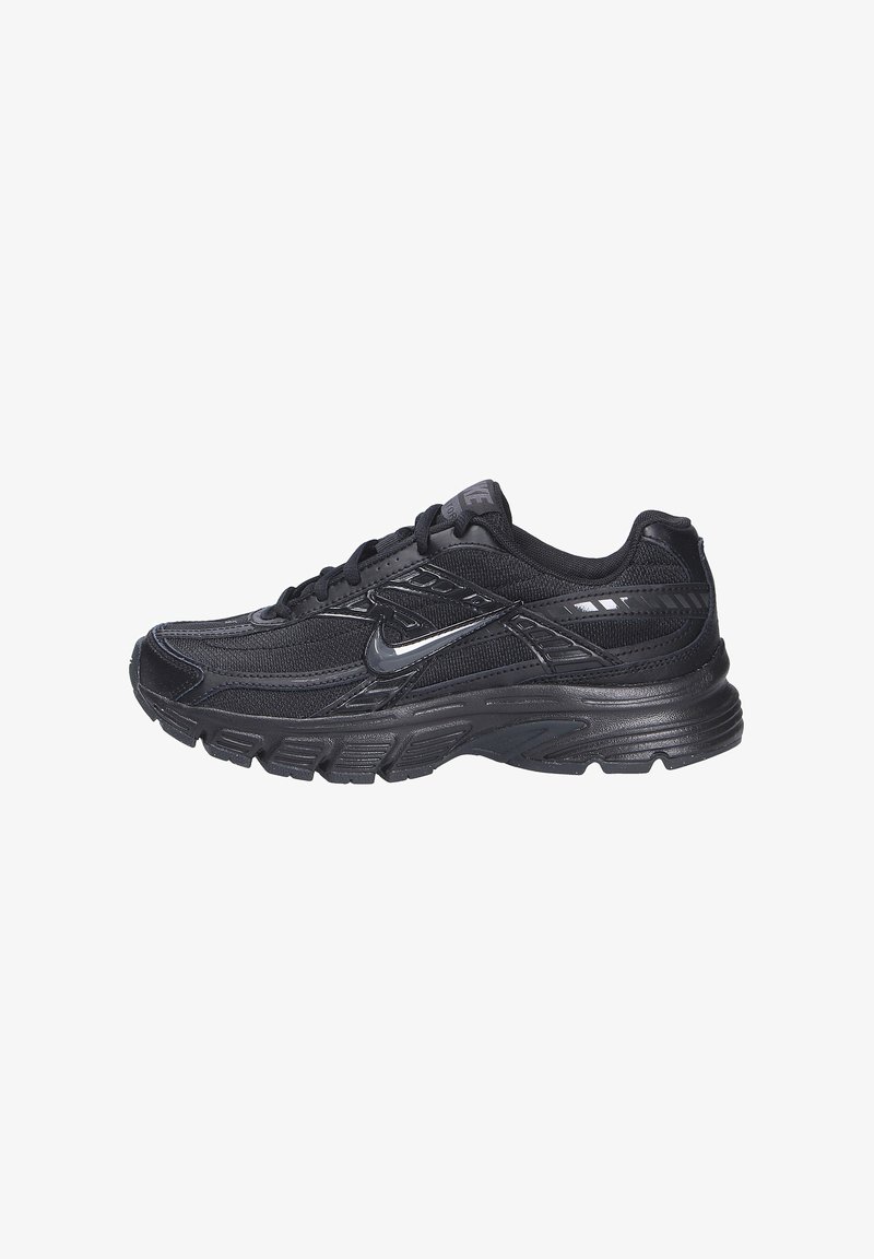 Chaussure de sport noire avec tige en mesh et synthétique, semelle rembourrée, détails texturés et accents réfléchissants. Lacets intégrés pour un maintien sécurisé.