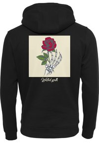 Felpa nera con cappuccio caratterizzata da una stampa di una mano scheletrica che tiene una rosa rossa su uno sfondo chiaro, con il testo "Gioventù sprecata" sottostante.