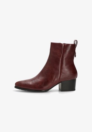 Botas de tobillo de cuero burdeos con punta afilada y tacón block de altura media. Cuenta con una etiqueta en la parte trasera y un cierre de cremallera lateral sin costuras.