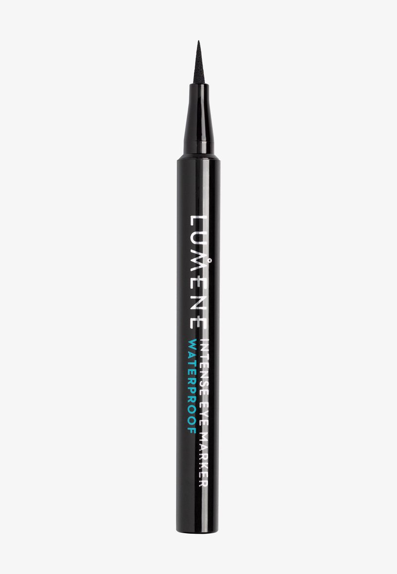 Stylo eye-liner intense noir étanche avec pointe fine en feutre, étiqueté "LUMENE INTENSE EYE MARKER WATERPROOF" sur le corps.