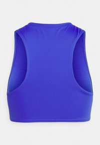 Top desportivo em azul vibrante, com um tecido liso e elástico, cavas largas e um decote arredondado. Design simples, sem fechos.