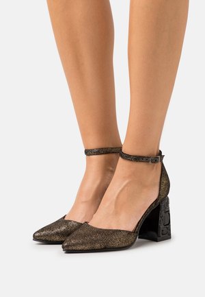 Escarpins pailletés noirs et dorés avec bouts pointus, bride à la cheville, et talon bloc noir texturé orné d'accents géométriques.