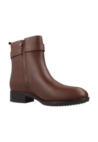 Stivali ankle in pelle marrone con un design elegante, cerniera laterale e cinturini decorativi. Tacco quadrato basso e texture liscia. Nessun motivo visibile.