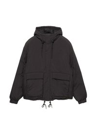 Jachetă puffer neagră cu glugă, având un fermoar frontal, șnururi la tiv și la glugă și două buzunare frontale. Material neted, izolat.