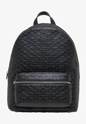 Sac à dos synthétique noir avec un motif en diamant texturé, une poche zippée à l'avant et un sommet arrondi. Comprend une poignée supérieure pour le transport.