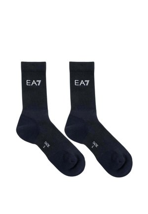 Coppia di calzini neri crew con logo bianco "EA7" sulla parte superiore e "SIZE 1" stampato vicino alle dita di ogni calzino, stesi su sfondo bianco.