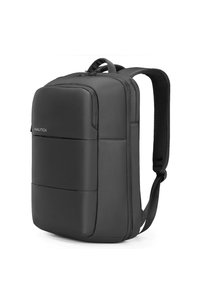 Mochila negra de nailon con una forma rectangular elegante, correas acolchadas, compartimentos con cremallera y un acabado texturizado. Logo en la parte frontal.