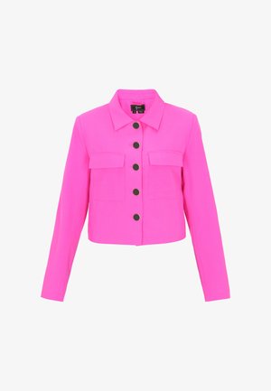 Jasnoróżowa krótka kurtka z długimi rękawami, czarnymi guzikami z przodu i dwoma klapowymi kieszeniami na piersi na białym tle.