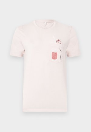 T-shirt rose clair à manches courtes avec une poche avant ornée d'un pot de smoothie à la fraise et d'une fraise avec une paille.