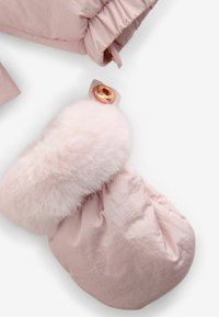 Rosa gefütterte Fäustlinge verfügen über einen weichen Kunstfellbund und ein glattes Außenmaterial mit einem gerafften Design und metallischen Hardwareakzenten.