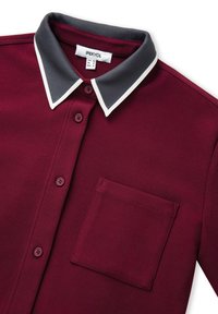 Bordeaux shirt met een grijze kraag en witte afwerking, met een voorzak en een knoopsluiting gemaakt van gladde stof.