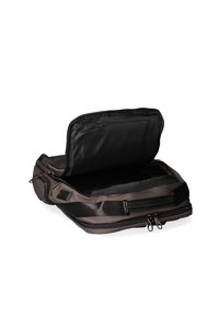 Borsa per laptop in tessuto nero con apertura con cerniera, caratterizzata da una superficie liscia, interni imbottiti e fodera nera a contrasto. Compartimenti di stoccaggio visibili.