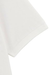 Witte katoenen t-shirt met een gestructureerde afwerking, voorzien van een klassieke ronde hals en korte mouwen. Eenvoudig en minimalistisch ontwerp.