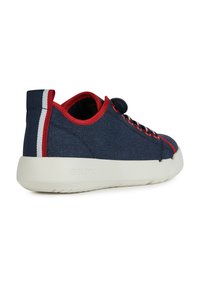 Zapatillas de tela azul marino con acentos rojos, rayas blancas en el talón y suela de goma con agarre texturizado. Logotipo de Geox en el lateral.