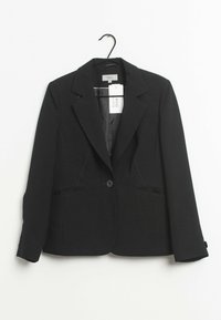 Blazer noir avec un col cranté, fermeture à un bouton, poches à l'avant et une texture lisse, suspendu à un crochet. Étiquettes attachées.