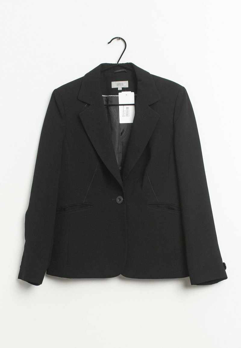 Blazer noir avec un col cranté, fermeture à un bouton, poches à l'avant et une texture lisse, suspendu à un crochet. Étiquettes attachées.