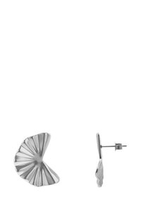 Metal stud øredobber formet som en vifte, med en teksturert sølvfinish med ribber og en elegant post bak for sikker bruk.