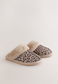 Leopardimustriga sussid pehme beeži kunstkarusnahaga varreosaga, polsterdatud sisetallaga ja heledapruuni tallaga. Ümar nina ja slip-on stiilis disain.