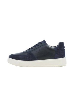 Sneaker basse in pelle scamosciata e pelle blu navy con perforazioni, chiusura con lacci e suola spessa in gomma bianca.