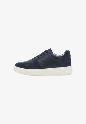 Sneaker basse in pelle scamosciata e pelle blu navy con perforazioni, chiusura con lacci e suola spessa in gomma bianca.