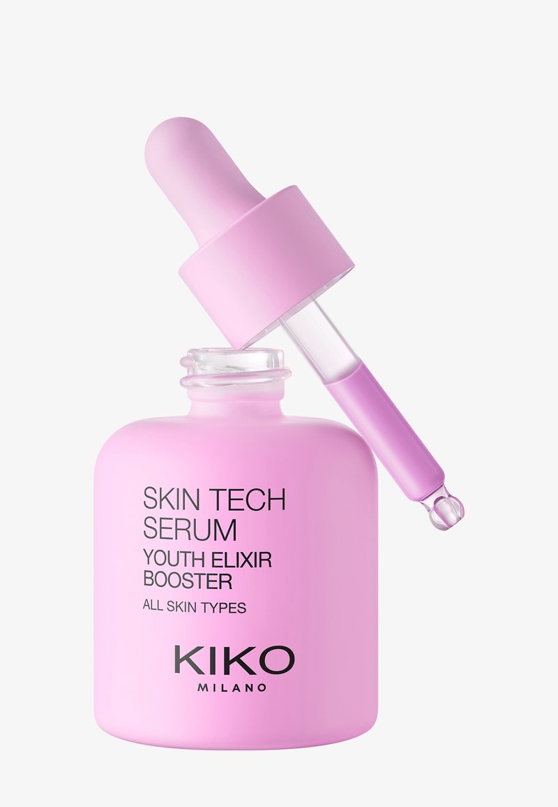Serum KIKO MILANO Skin Tech w przeźroczystej różowej szklanej butelce z aplikatorem w kroplomierzu, z czarnym napisem i okrągłym dnem.